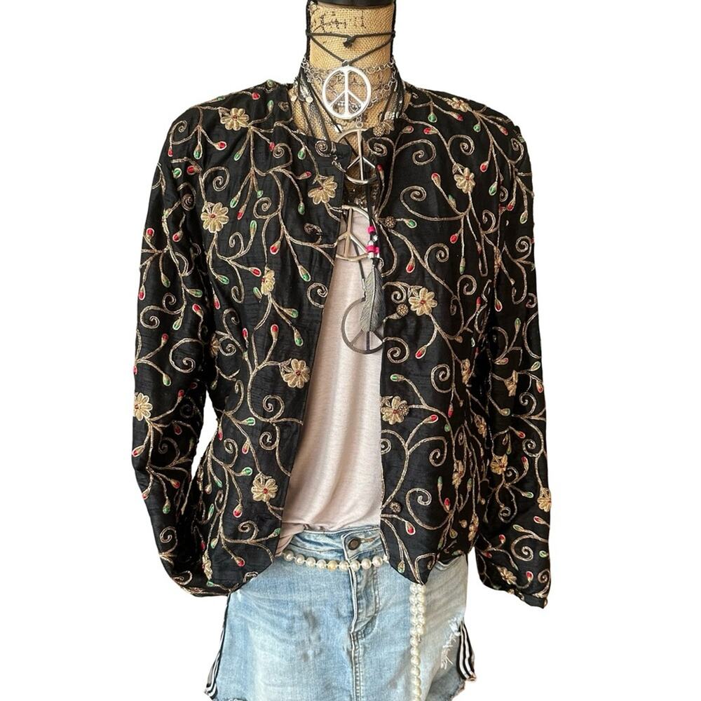 VTG - Women's vintage 80s jacket/cropped Embroidered Black Jacket